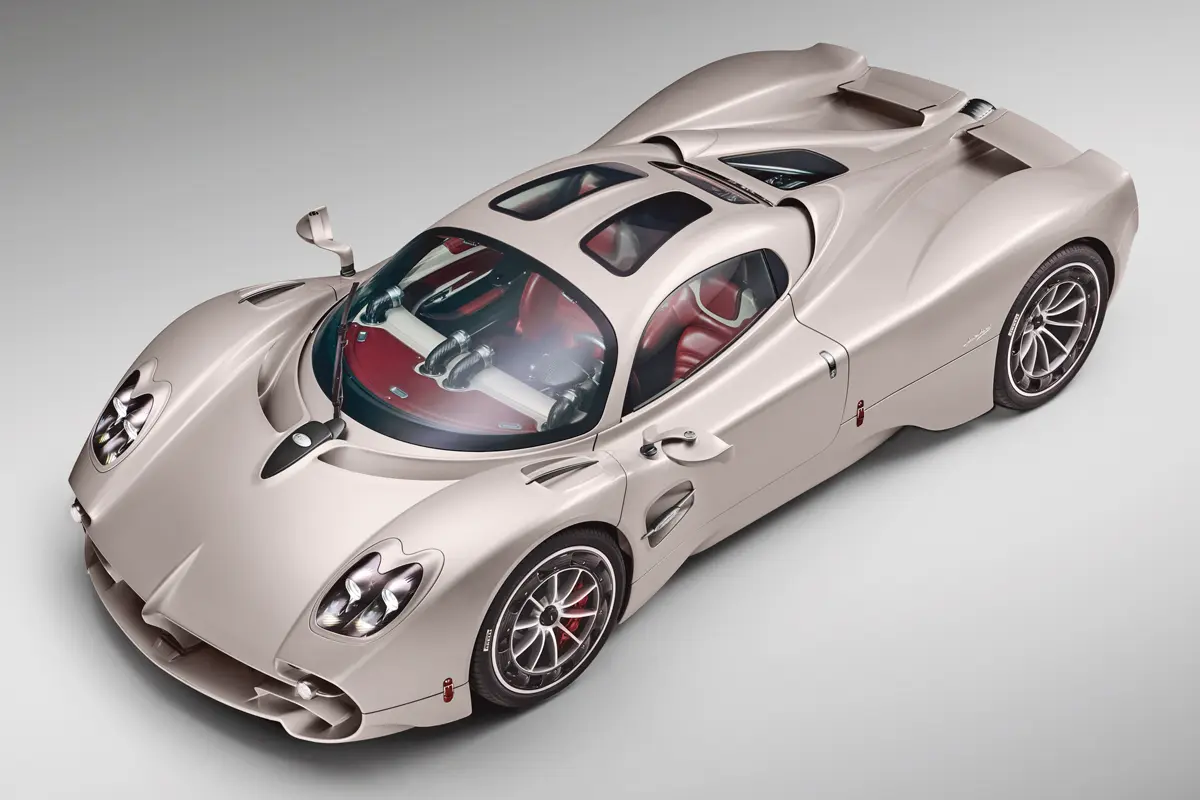 Pagani Utopia: Elöl 265/35 R21, hátul 325/30 R22 a Pirelli PZero Corsa gumik mérete – egyedi gyártás, minden abroncson rajta van az Utopia sziluettje. Van téli SottoZero szett is!