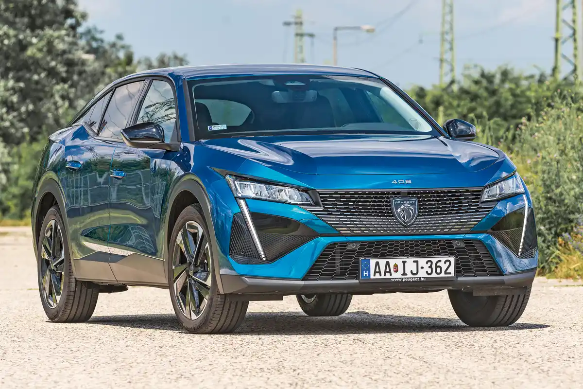 Peugeot 408 elegáns, de van benne csipetnyi a szabadidőterepesek stílusából is, ennek köszönhetően fé­nyezetlen műanyagok védik a kritikus helyeket