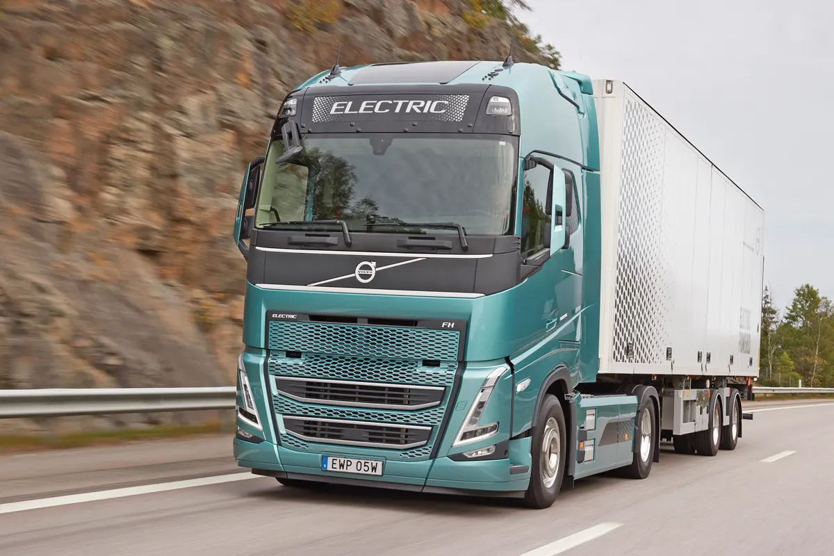 Kívülről csak néhány részlet, és főleg a kipufogó hiánya árulja el a Volvo FH Electric-et