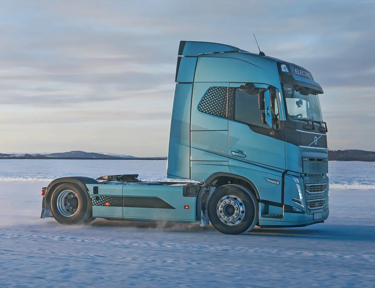 A Volvo -35 fok alatt is tesztelte elektromos kamionjait, nem csak a működésüket a töltést is. A hatótávot az áramlásjavító elemek is növelik