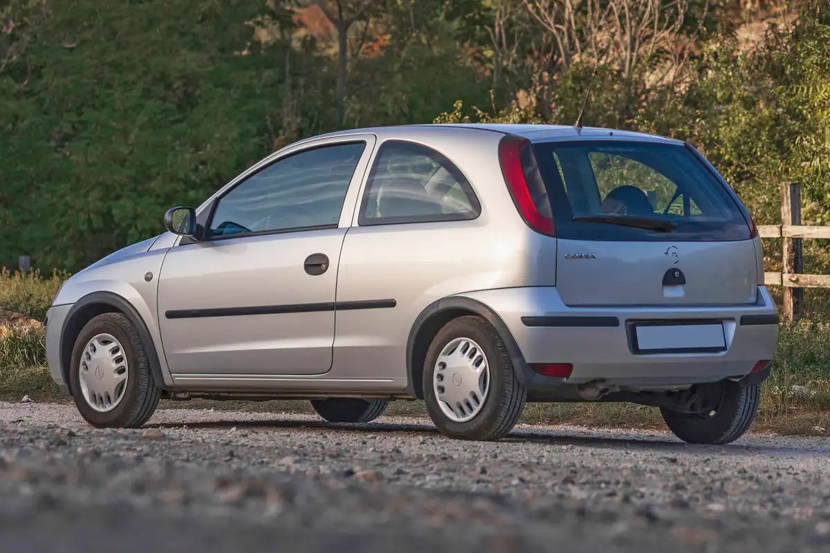 Inkább metálfényre, mintsem kényelmi tartozékokra költött az első tulajdonos. A levált Opel logó helyét a ragasztó maradéka jelzi