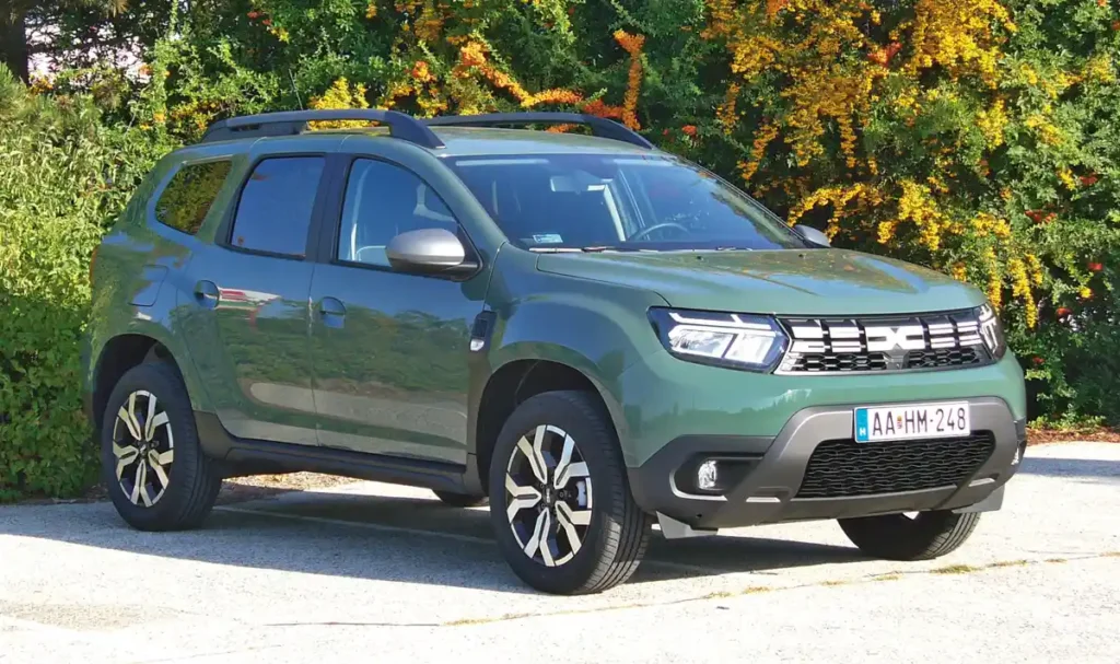 21 centis hasmagasságával a Dacia Duster elsőkerék-hajtással is jó terepjáró. A Journey-hez alapáron járnak a 17 colos alufelnik, a hátsó fékek dobosak