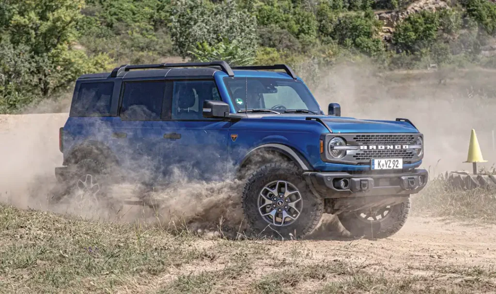 Aktív a kanyarodási segéd: a bal hátsó kereket megfékezi az elektronika és a Ford Bronco számottevően kisebb sugarú körön képes megpördülni