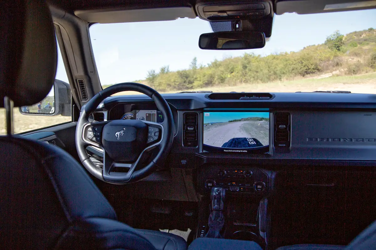 Ford logó helyett a kormányra is vadló kerül. Terepen sokat segít a külső kamerakép, a 360 fokos panorámarendszer alapból jár