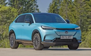 Fehér H betűs logót kapnak a Honda villanyautói. A hátsó ajtók kilincseit a C oszlopok rejtik