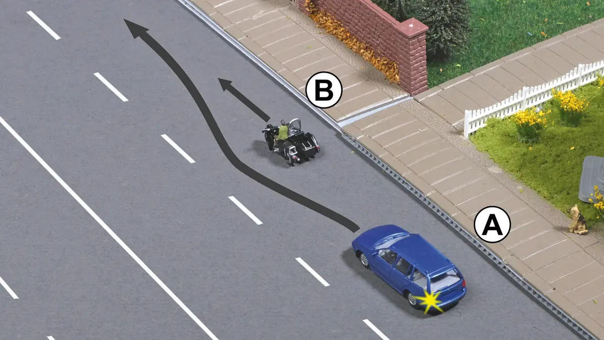 A kék személyautó egy oldalkocsis motorkerékpárt kíván megelőzni. Lehetséges-e ez az ábrán jelölt formában, sávon belül?