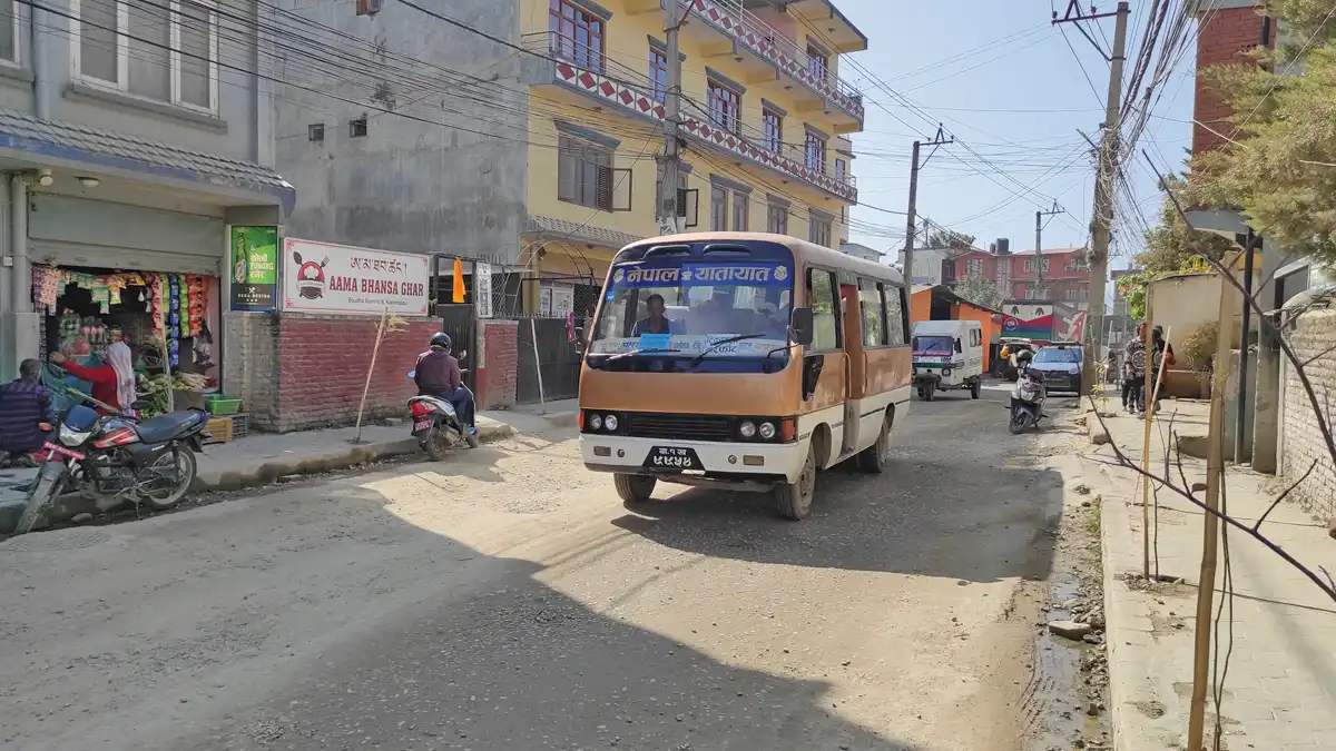 Tipikus katmandui busz. Kicsi, szűk, és csak a kalauztól tudhatjuk meg, hogy merre is megy