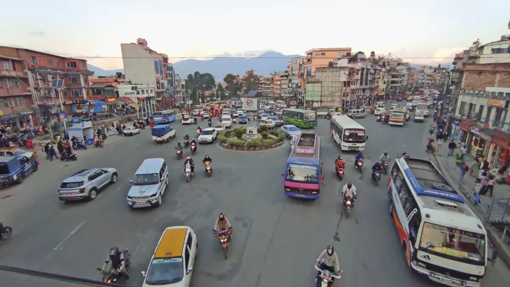 Katmandu utcáin elvileg balra hajts van, de senki sem veszi komolyan, és a rendőröket sem érdekli