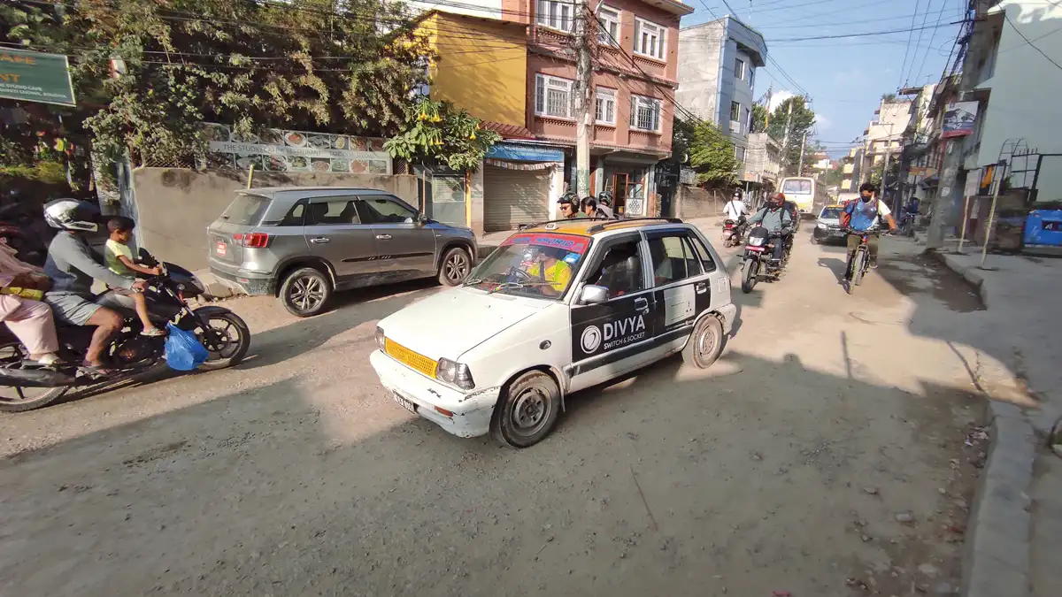 Katmandui taxik többsége Maruti, a sofőrrel jó előre megállapodni a díjban, de a legbiztonságosabb az appok használata