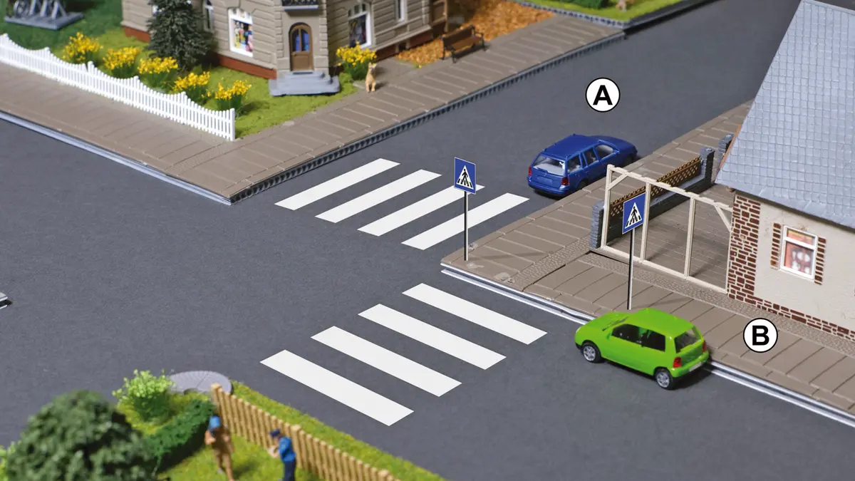 Két kérdés is kapcsolódik ehhez a képhez. Az egyik, hogy az úttestek metszéspontjától, tehát a sarokponttól a két jármű 4-4 m-re áll; szabályos ez a KRESZ szerint?