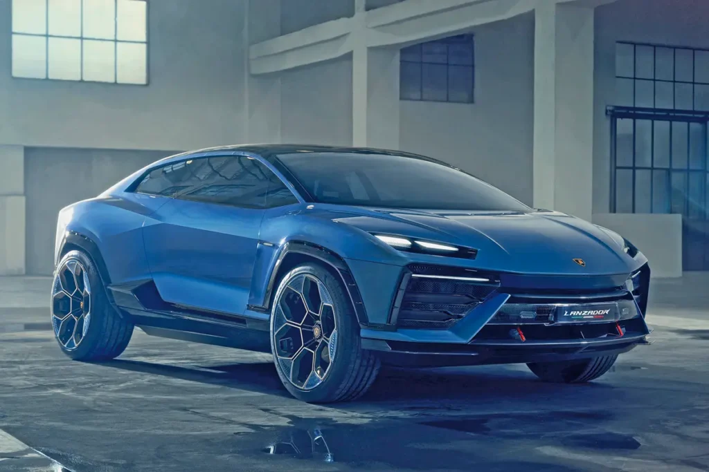 Szemből azonnal felismerhetően Lamborghini, de ami utána jön, az valóban újdonság. A légterelők, légbeömlők aktív elemként működnek