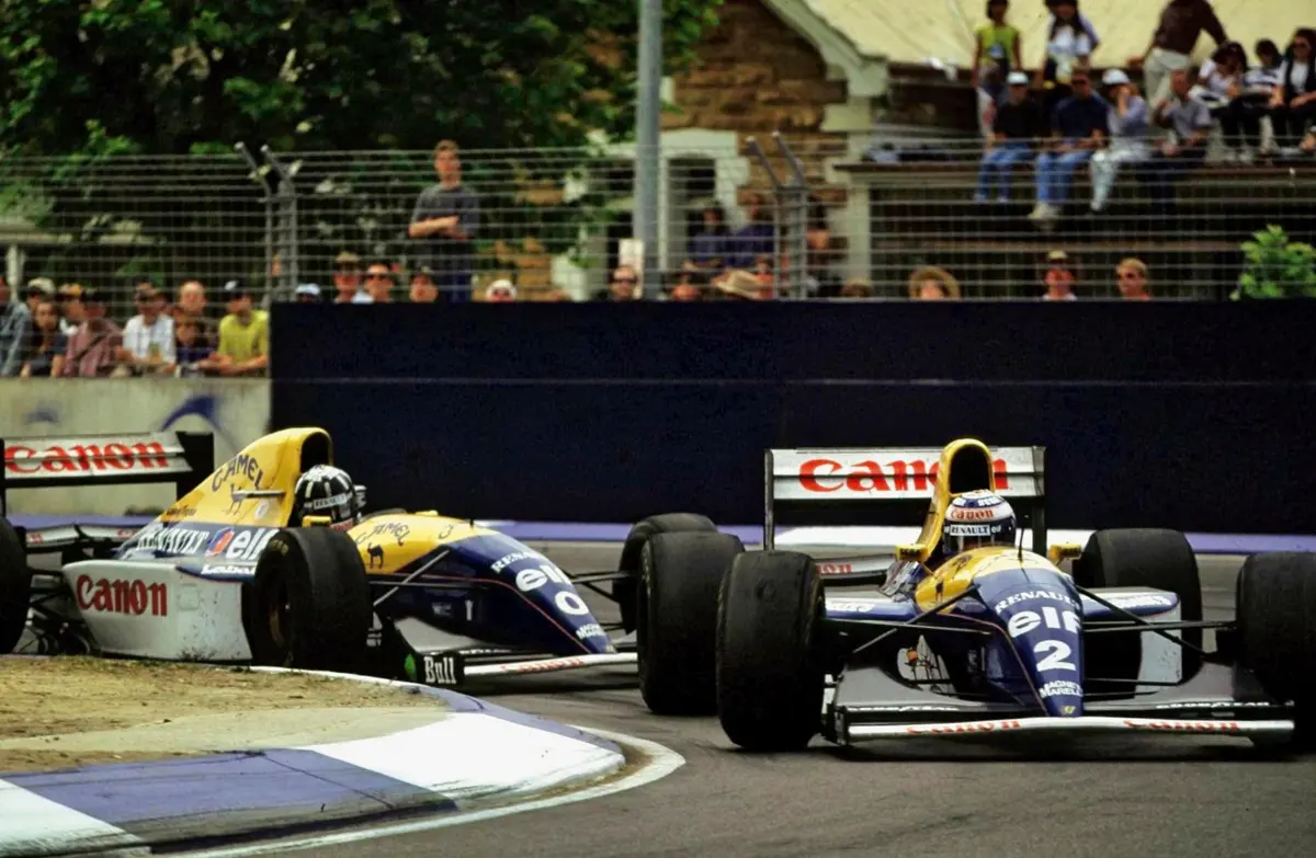 A nullás rajtszámú autó jól „tolta” a csapat elsőszámú pilótáját 1993-ban. Hill (hátul) és Prost a Williams–Renault álompárosa volt, a 16 futamból tíz győzelmen osztoztak