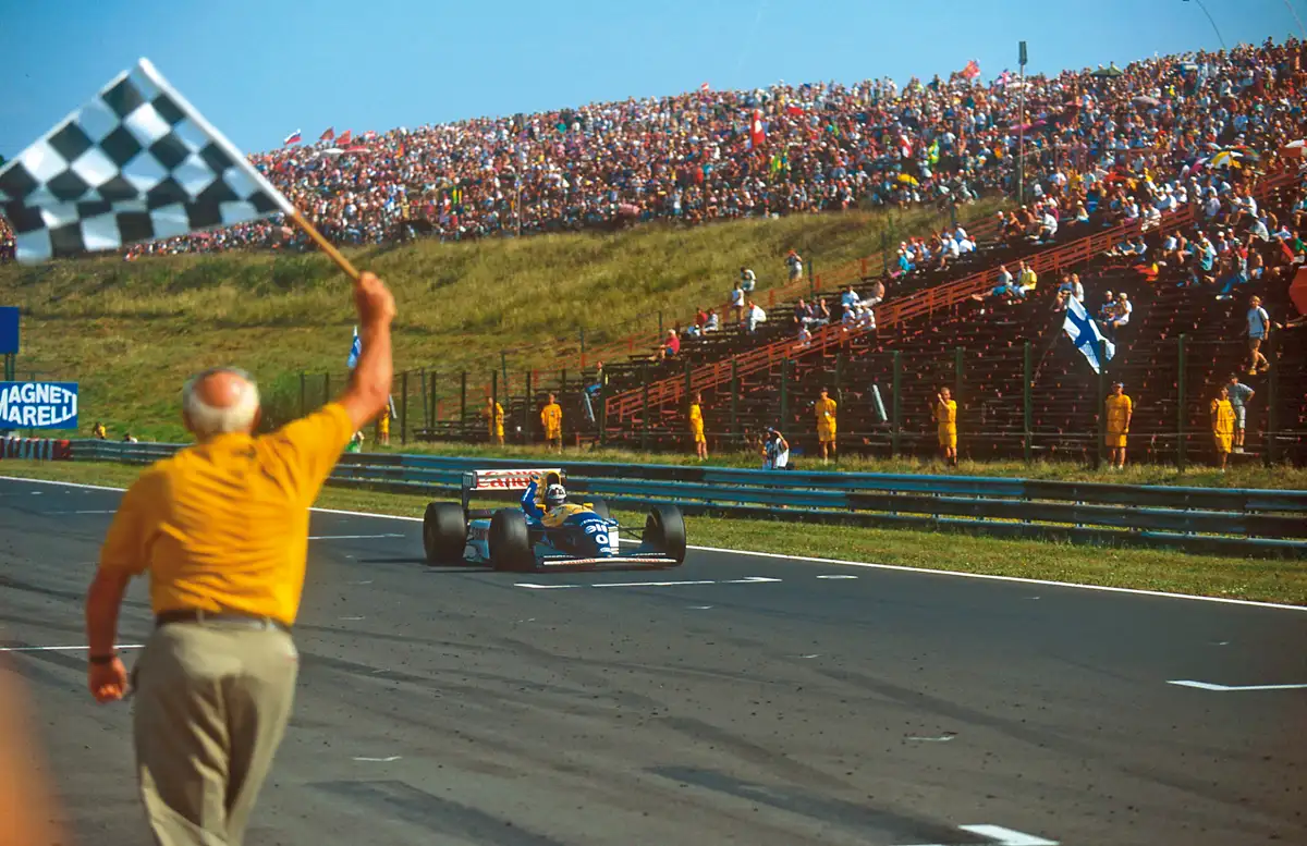 Szerencsés nap: Damon Hill több kiesés után élete 13. nagydíján, 1993-ban aratta első győzelmét, itt nálunk, a Hungaroringen. A zászlóval Zsembery Jenő versenyigazgató