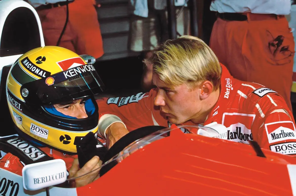 Senna és Häkkinen 30 éve Estorilban a Forma-1-es versenyen. A brazil nem akarta elhinni, hogy a finn első mclarenes versenyén gyorsabb volt nála az időmérő edzésen!