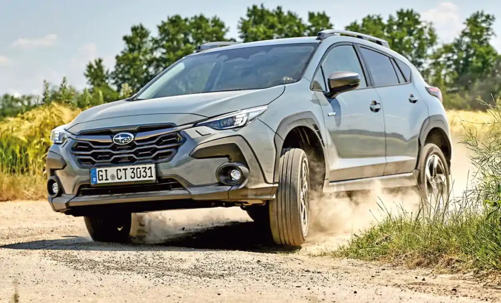 Bátran el lehet hagyni az aszfaltozott utakat, a Subaru Crosstrek nem ijed meg a könnyebb tereptől. A tetősín alapáras, fényezésből tízféle szín választható