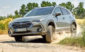 Bátran el lehet hagyni az aszfaltozott utakat, a Subaru Crosstrek nem ijed meg a könnyebb tereptől. A tetősín alapáras, fényezésből tízféle szín választható