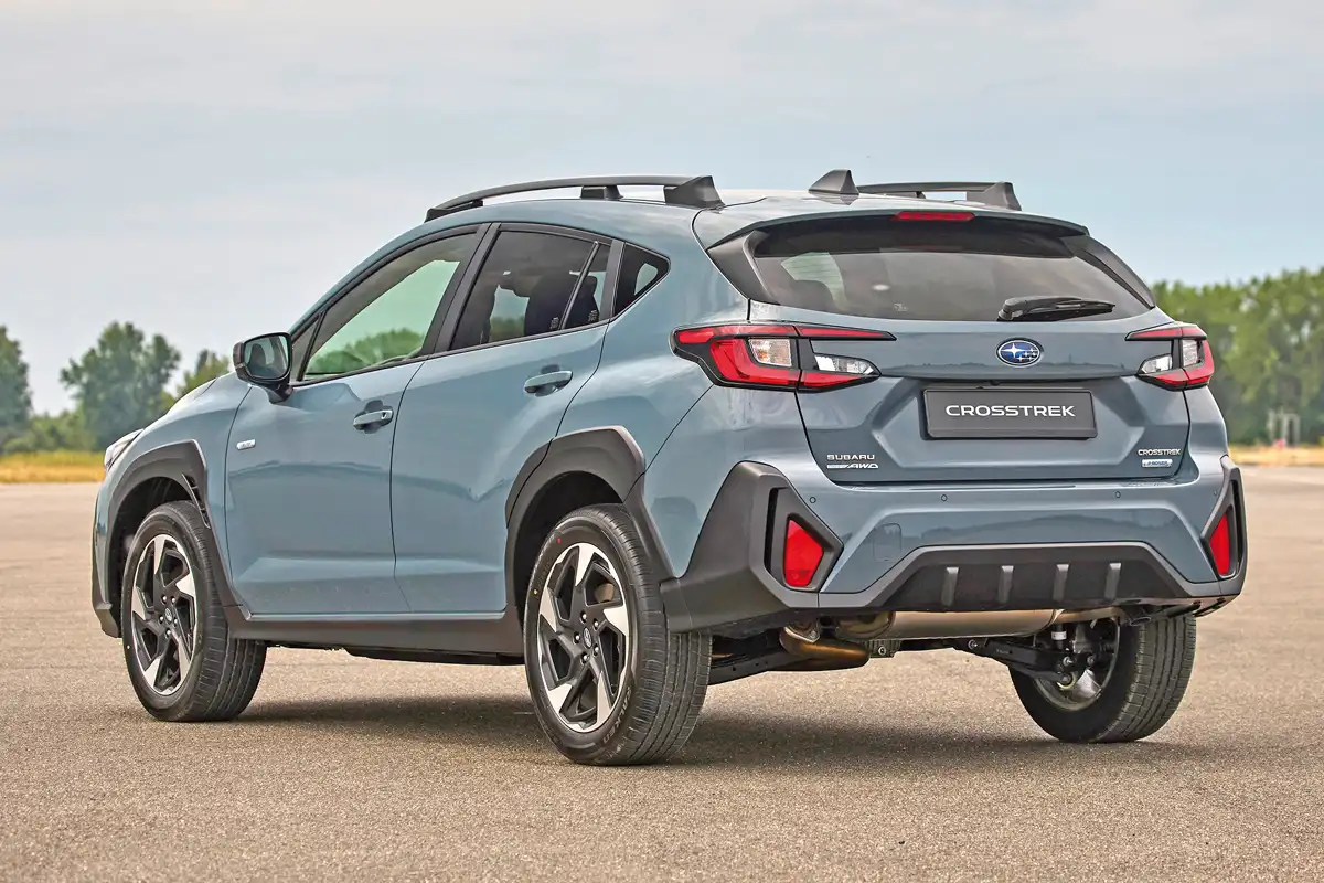 Jól látszik, milyen magasan van a Subaru Crosstrek alja. Fékezett utánfutóval közel 1,3 tonnát tud vontatni