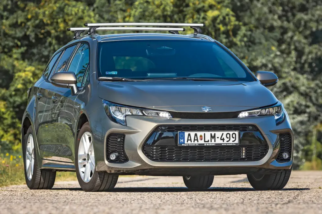 Szolid sminkkel és emblémacserével lett Toyotából Suzuki. A GL+ esetén csak a tompított fény diódás