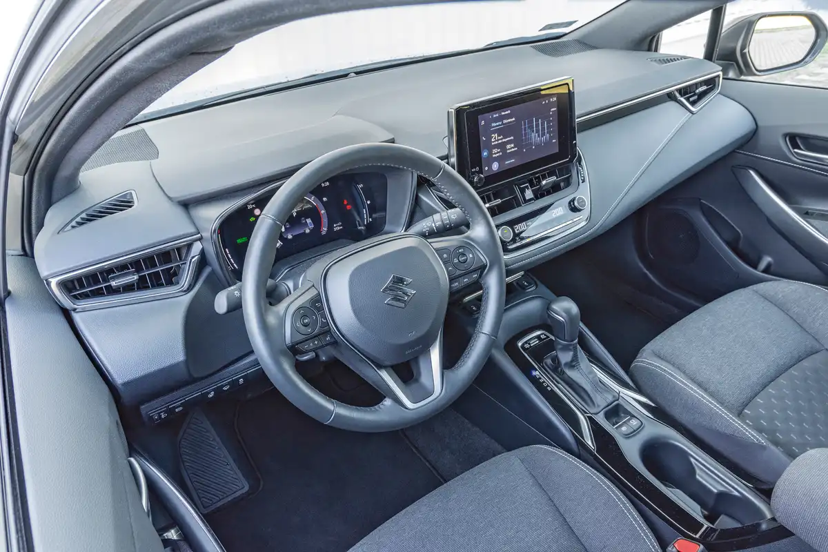 Belül a kárpit és a Suzuki embléma jelenti a változást. Az általános minőség jó, az angliai gyártásért a Toyota felel