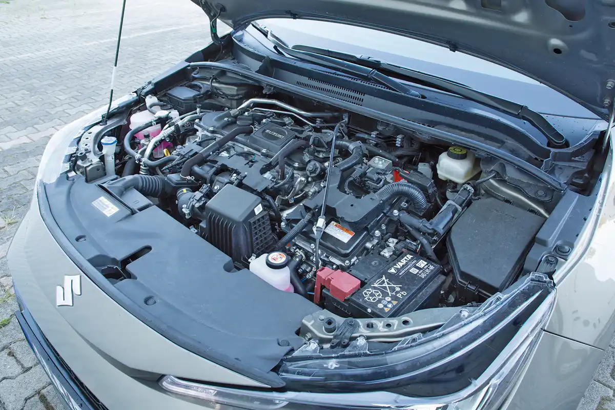 Vicces a Suzuki felirat a Toyota motoron. A Swace csak hibridként él, a Corollához van (lesz) 1,5-ös benzines is