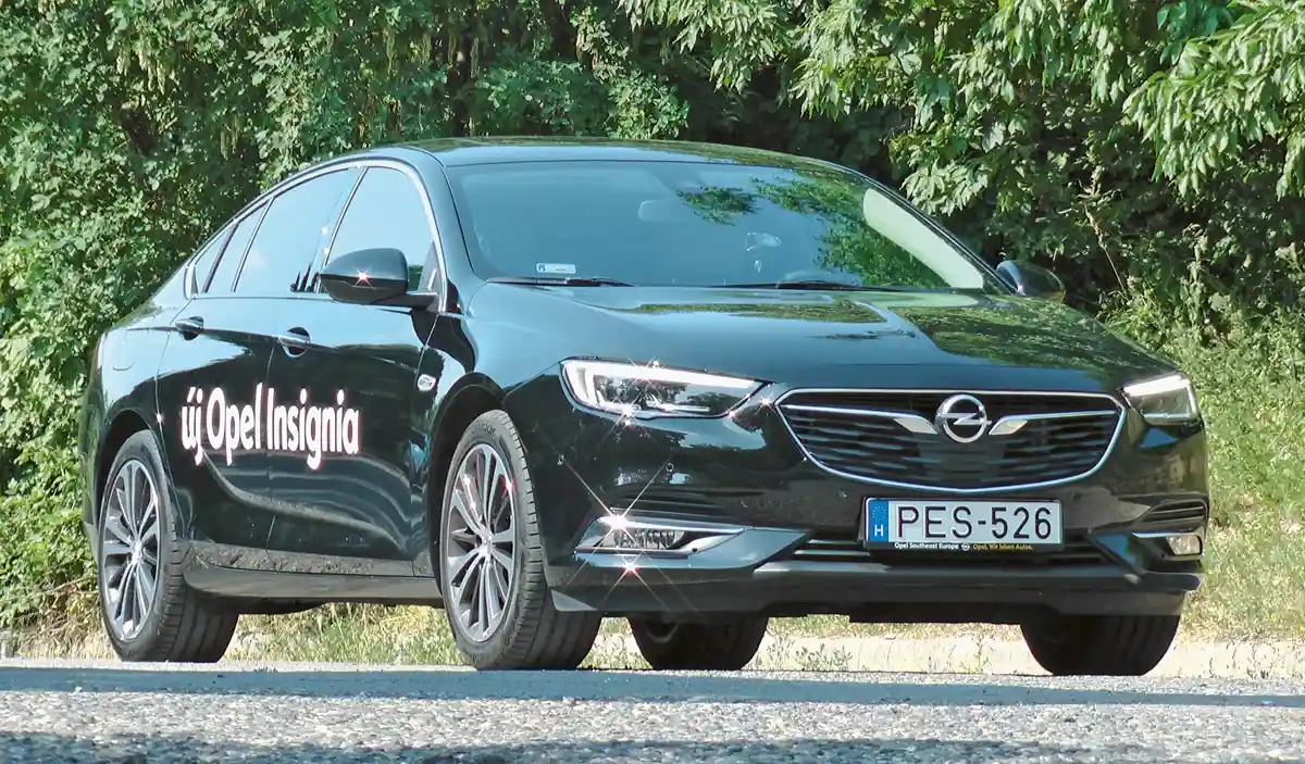 Látványos az Opel Insignia karosszériája, a légellenállás tudományától kapott igen jó (Cw: 0,26) osztályzattal. A gépháztető könnyűfém, egy esetleges gyalogosbaleset sérülését kicsit megemelkedve, automatikusan csökkentheti