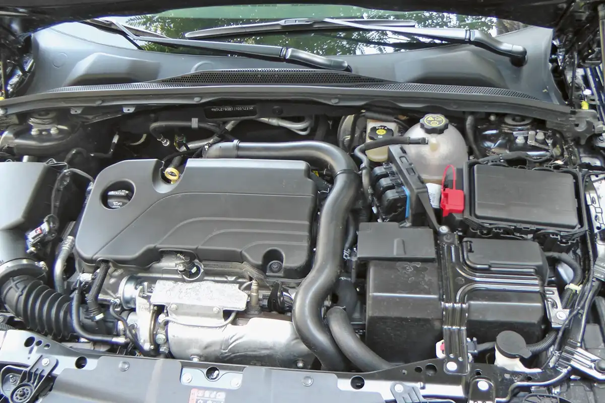 A mindössze 1,5-ös, közvetlen befecskendezéses, csupa könnyűfém turbós motor nagyobb, mint gondolnánk. Minden tartományban csendesen és finoman forog