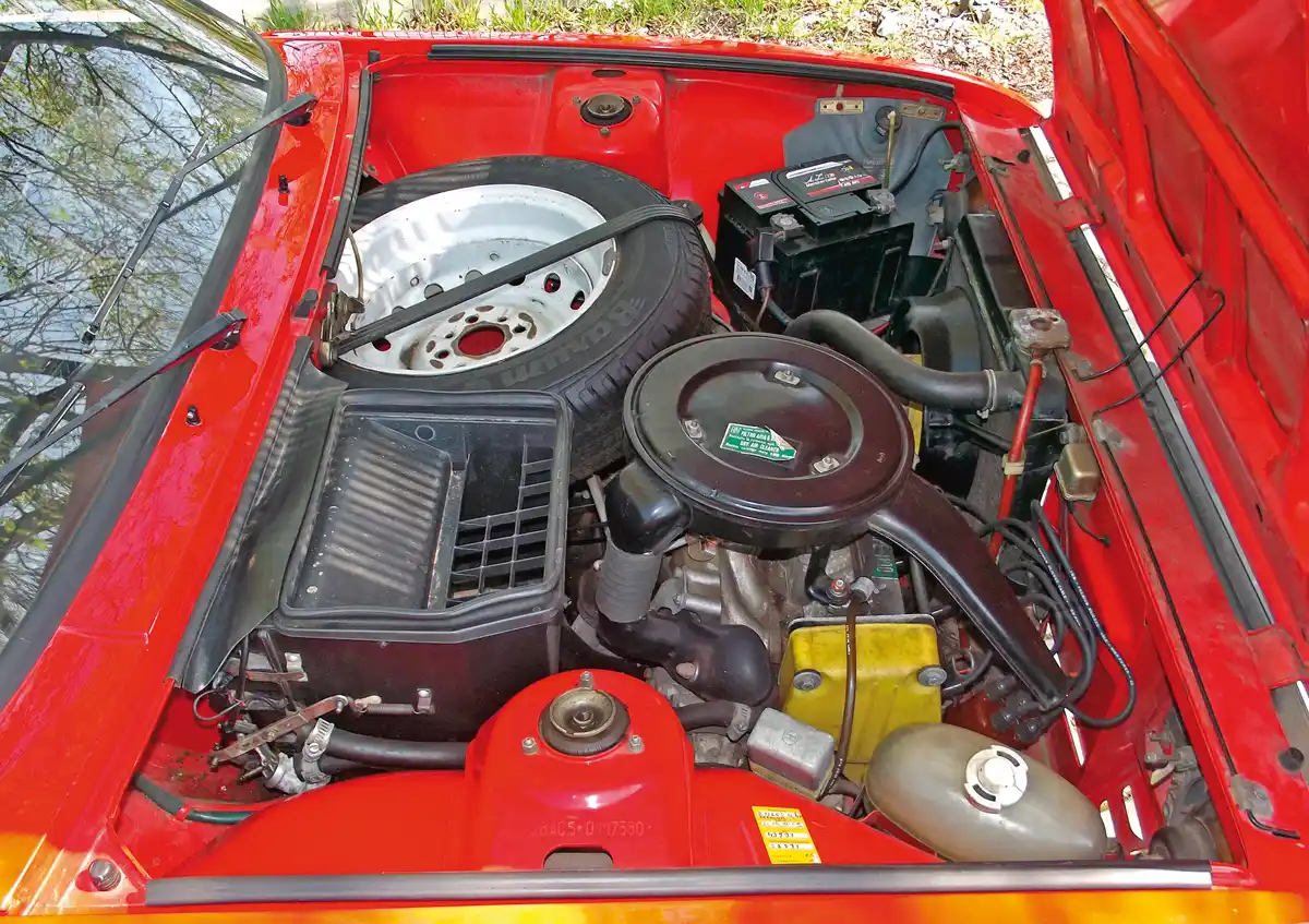 A vasblokkos, aluhengerfejes motor alapjait egészen 2010-ig használta a Fiat; itt Weber porlasztóval fut