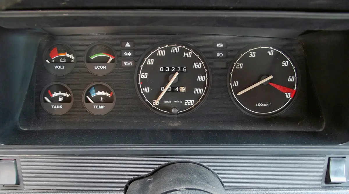 Az Opel Manta műszerei egyszerűek, az „econométer” a pillanatnyi fogyasztást mutatja, a szívócső vákuuma alapján