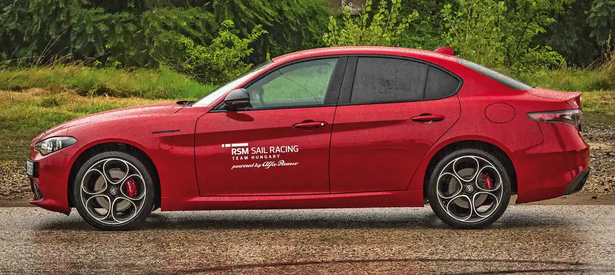 Az Alfa Romeo Giulia klasszikus sportszedán forma rövid első túlnyúlással. Ezek a 19 colos Lusso alufelnik a belépő Super kivitelhez nem rendelhetők