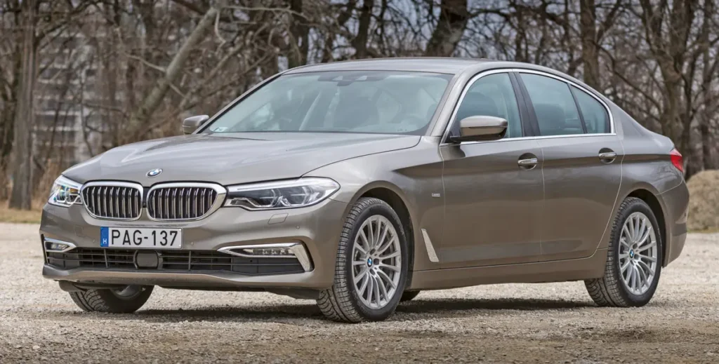 A BMW 520d-ben minden fény LED-es, az adaptív világítás kiváló, az automata távfény is megdöbbentően hatékony. A lamelláikat automatikusan nyitó-záró vesék közül kamera, a rendszám alól radar figyel. A krómdíszítések a Luxury Line csomaggal jönnek