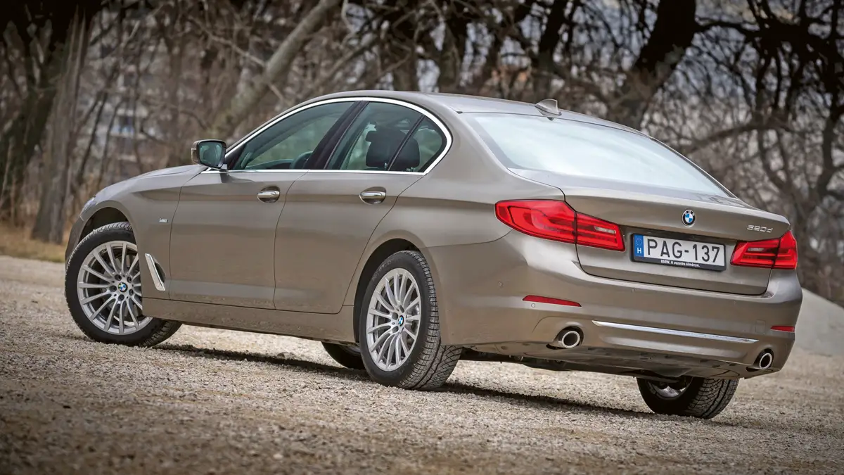 Már a BMW 520d is dupla kipufogóvéges – típusjelzés nélkül magasabb presztízst sugározhat. Új formai elem a kettős törésvonal a kilincseknél és felettük