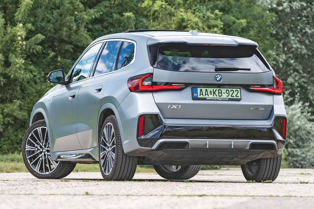 A BMW iX1 alja teljesen burkolt. A lemez­munka precíz, a gyártási minőség kiváló