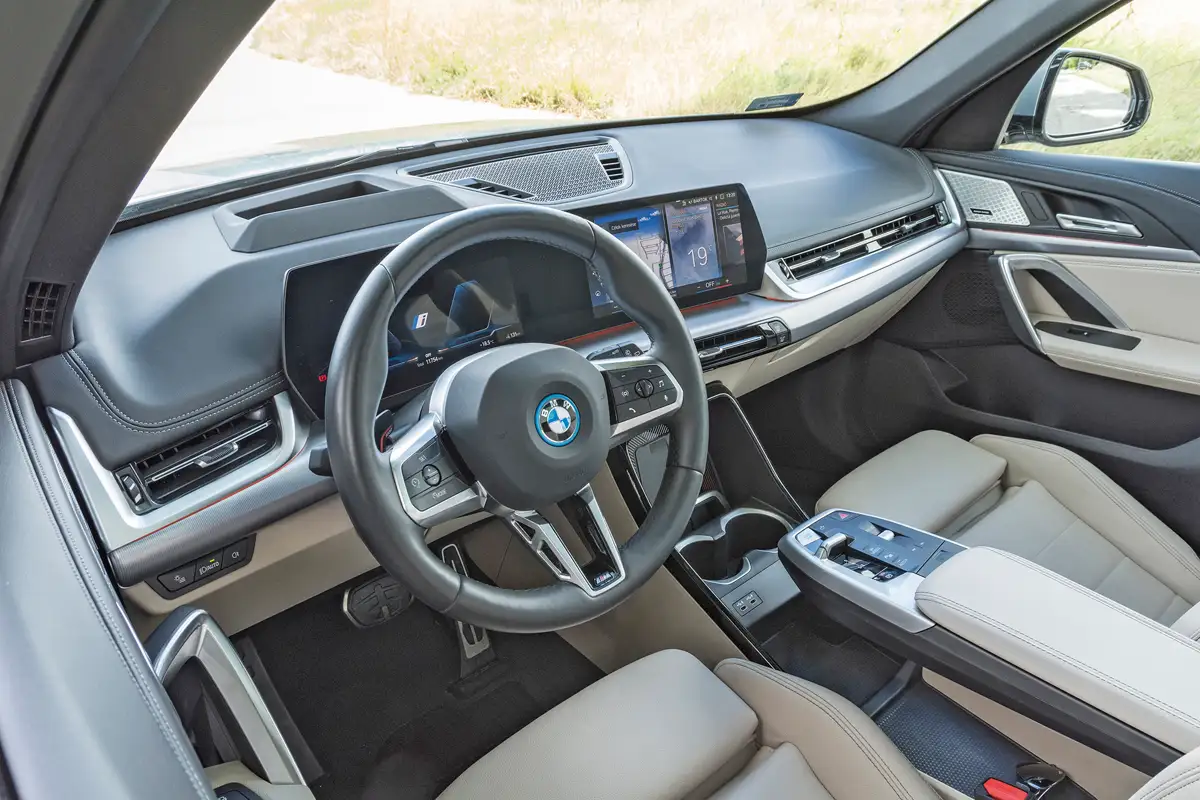A BMW iX1-ben modern, de kellemes a környezet, kifogástalan az összeszerelési minőség. Az iDrive kontrollert megszüntették – kár érte, hiányzik