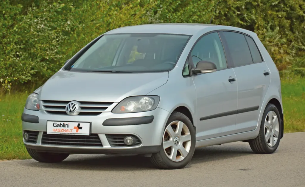 Korrekt állapotú a  Volkswagen Golf  fényezése, a lemezek mindenütt rozsdamentesek, a beszállás könnyű, az ajtók finoman záródnak. Az A-oszlop osztott ugyan, de így is nagyban akadályozza a kilátást keresztirányban. Bal oldali tükre aszférikus