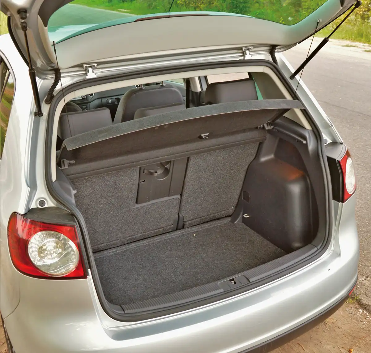 Alaphelyzetben is kellően tágas a Volkswagen Golf Plus, a raktér egyszerű anyagokkal burkolt, amelynek padlója elég mélyen fekszik. Legalul szükségpótkerék bújik meg. Van négy rakományrögzítő, de ötletes tárolórekeszt vagy hevedereket ne keressünk
