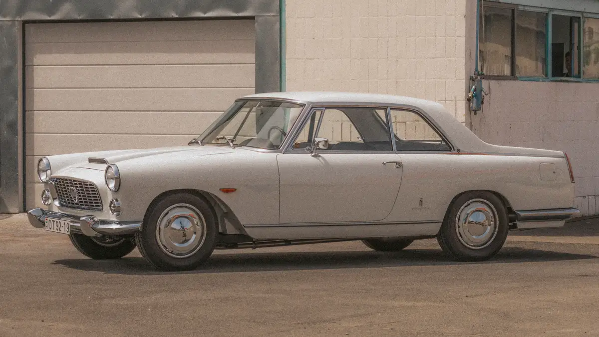 A Lancia Flaminia le sem tagadhatná, hogy az ötvenes években tervezték. A Ferrarinak is volt hasonló típusa, a 250 GT Coupe