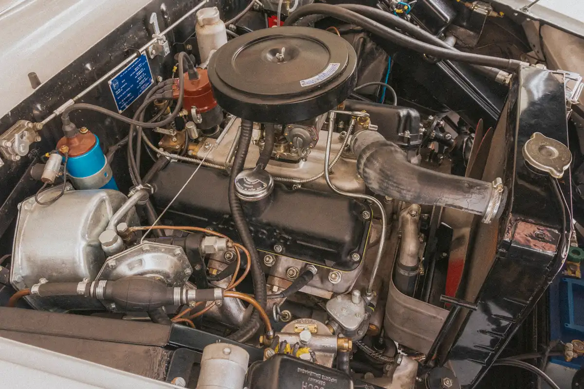 Ez a kisebb, 2,5 l-es V6-os és szimpla karburátorral, a későbbi 2,8-ast ilyennel nem szerelték
