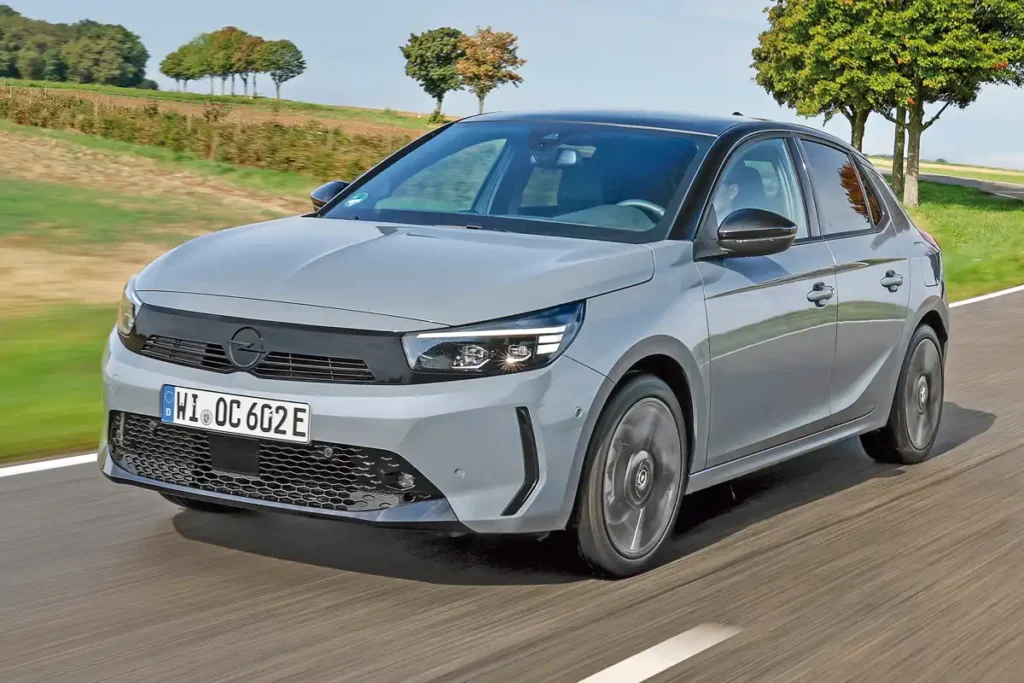 Komolyabb megjelenést kölcsönöz az Opel Corsának a megváltozott frontrész. Ez a Grafik szürke új szín