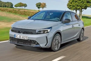 Komolyabb megjelenést kölcsönöz az Opel Corsának a megváltozott frontrész. Ez a Grafik szürke új szín