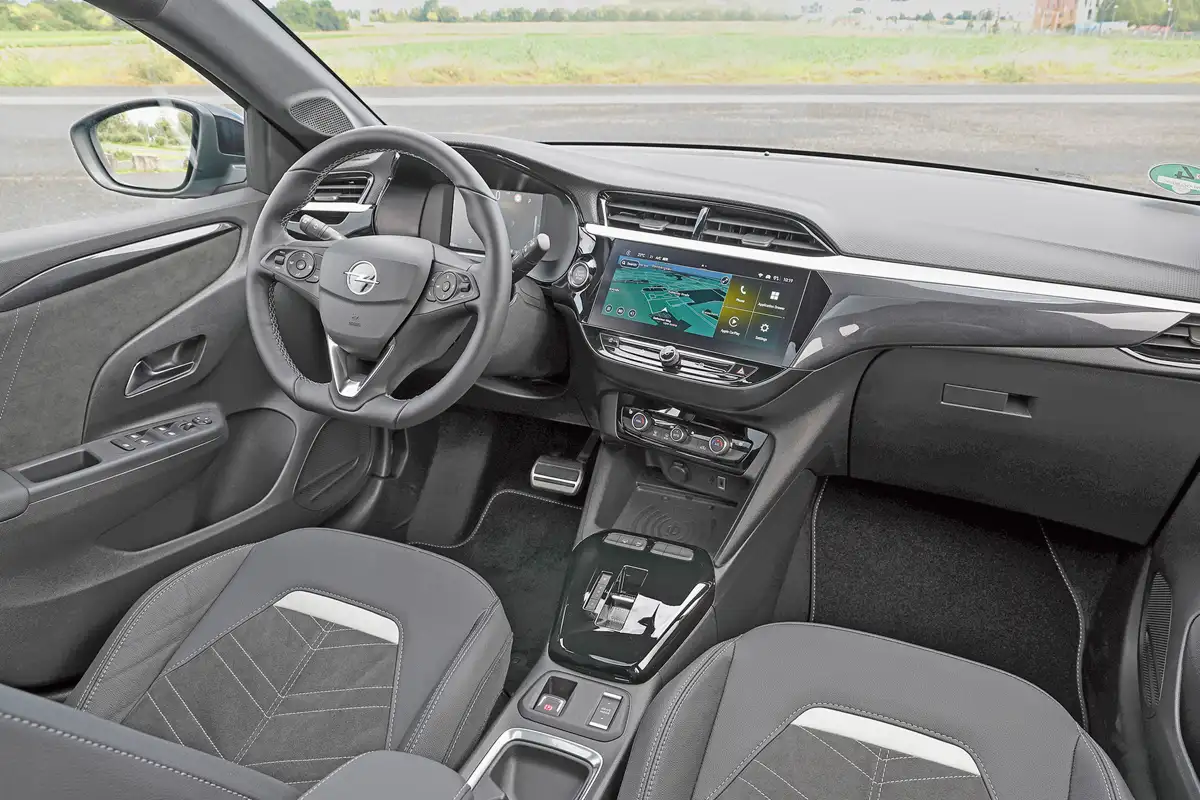 Az Opel Corsa  infotainment képernyőjét nagyobbra cserélték, az új már 10,0 colos. Frissítettek a szoftvereken és erősebb lett a hardver. A légkondi alapáron hőszivattyús