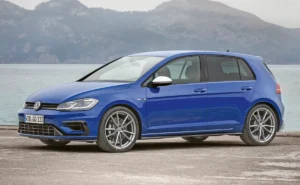 Nem hivalkodó a Volkswagen Golf R, fényszórói alapáron LED-esek