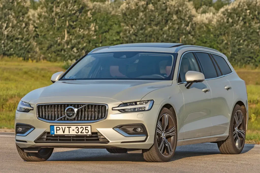 Alap a LED-es fényszóró, a kanyarfunkciós ködfények is diódásak. A Volvo V60 lemezeit semmi nem védi a koccanásoktól