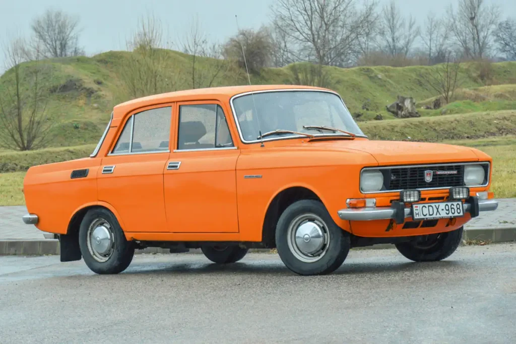 A Moszkvics 2140-nek nagyon jól áll az eredeti narancssárga szín. A 408/412-es elődmodellel csereszabatosak az ajtók és az első sárvédők, igaz, előbbieknél a kilincs, utóbbiaknál az elülső rész nem ugyanaz. Itt már nem volt küszöbdíszléc