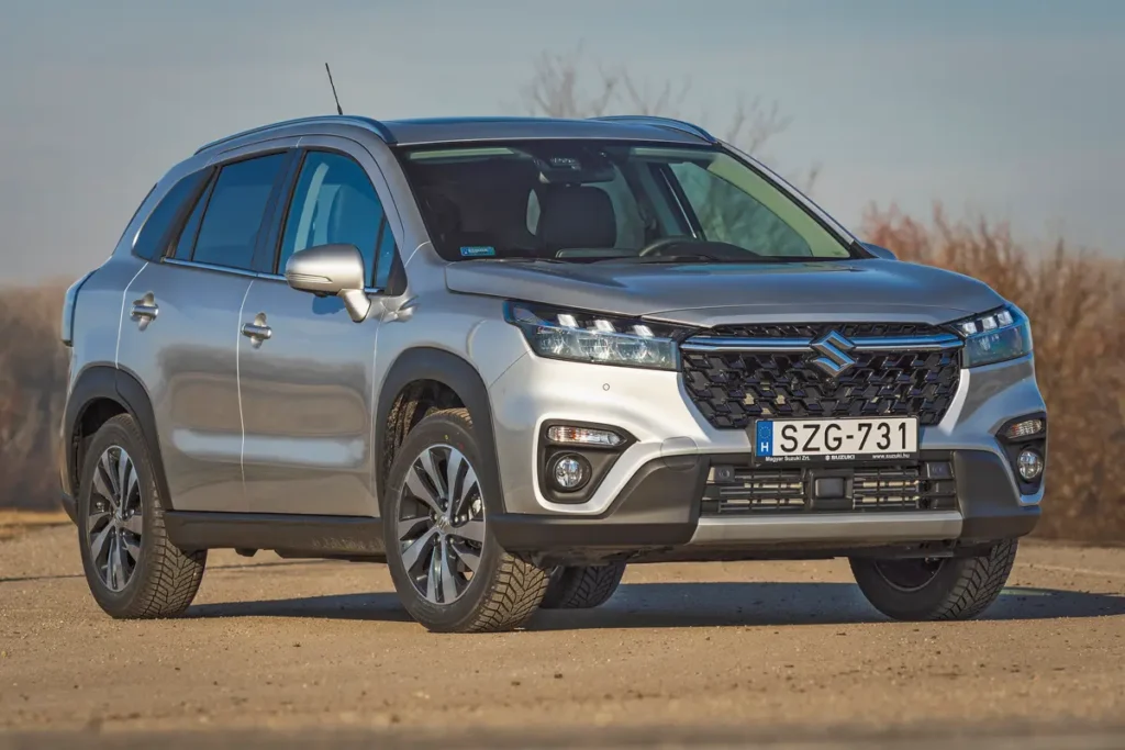 Régi nóta, új hangszerelés. A Suzuki S-Cross elsősorban formailag újult meg, utasterében, valamint a lemezek alatt alig változott. A távfény automatán nem működik