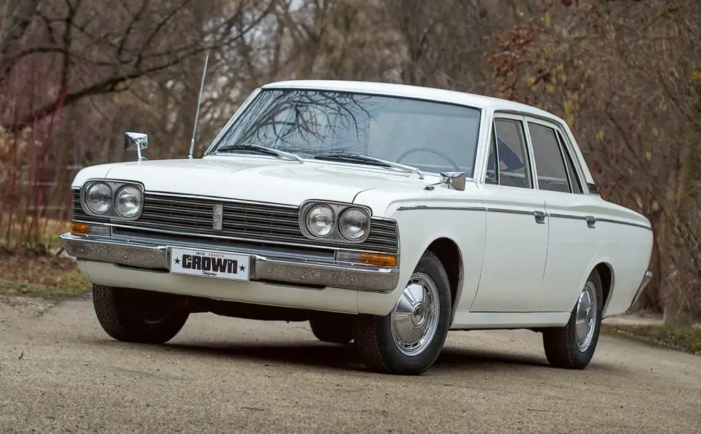 A Toyota Crown harmadik szériája kecsesebb, kifinomultabb, mint a korábbiak, a Toyota igyekezett nemcsak a közületek és cégek érdeklődését felkelteni, de a magánvásárlókat is elcsábítani. Nem véletlen, hogy az akkoriban közkedvelt fehér színben pompáztak az autók a brosúrákban, reklámokban