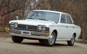 A Toyota Crown harmadik szériája kecsesebb, kifinomultabb, mint a korábbiak, a Toyota igyekezett nemcsak a közületek és cégek érdeklődését felkelteni, de a magánvásárlókat is elcsábítani. Nem véletlen, hogy az akkoriban közkedvelt fehér színben pompáztak az autók a brosúrákban, reklámokban