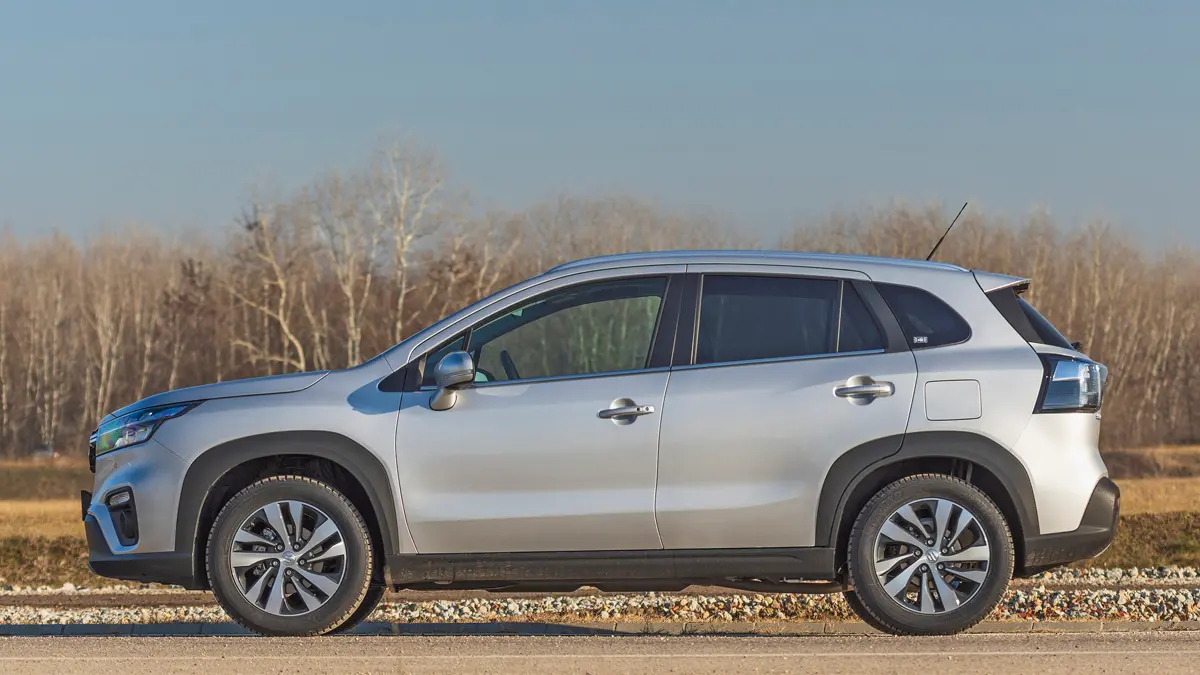 Magasan hordja az orrát a Suzuki S-Cross és jelentős mértékű az első túlnyúlás is. Minden kivitelre 17 colos alufelnit szerelnek, a 175 mm-es hasmagasság kisebb, mint korábban