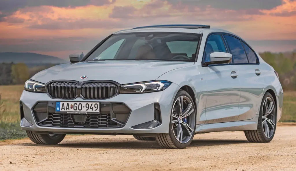 A BMW 330i LED-es fényszórói este remekül világítanak. A fekete hűtőmaszk az M Sport Pro csomag része