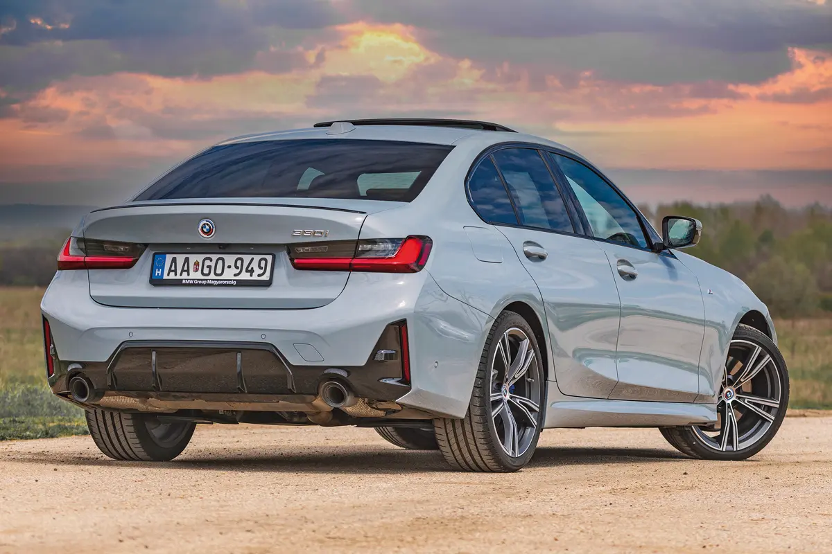 Mindkét kipufogó igazi. Az 50 éves M részleget ünnepelve különleges BMW logó is kérhető – felár nélkül