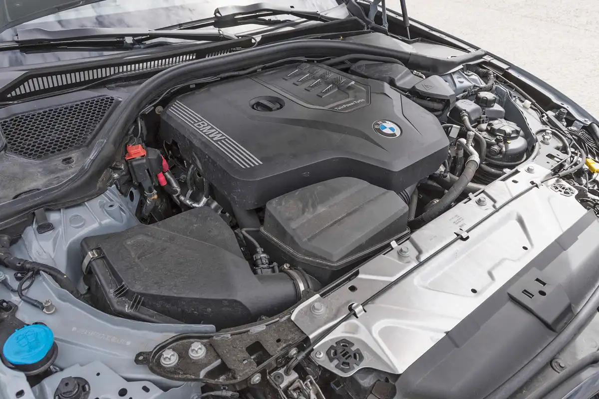 Hidegen csúnya, kattogó hangja van a motornak, de ez csak kívül hallható, az utastérben nem. 245 LE és 400 Nm igazából mindenre elég